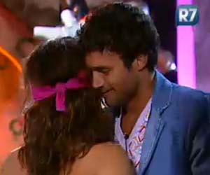 Daniel e Carol dançam juntinhos durante show do Tihuana 